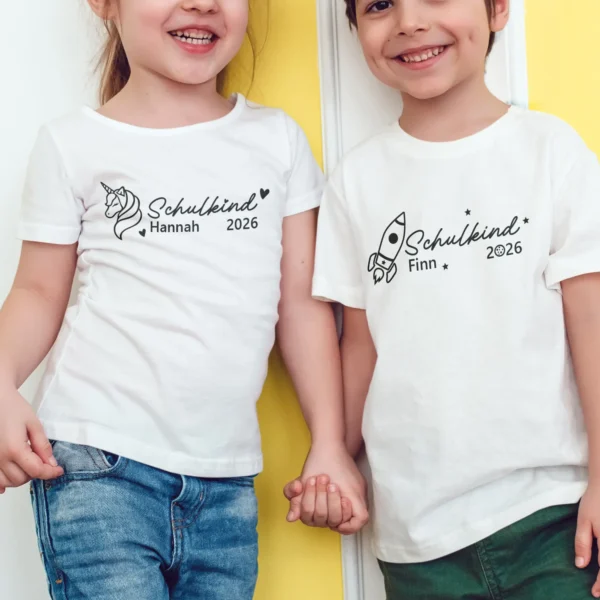Personalisiertes T-Shirt Schulkind 2026 mit unterschiedlichen Motiven Produktbild