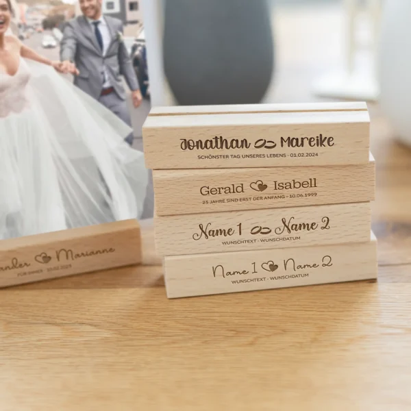 Personalisierte Kartenaufsteller für Hochzeiten - Holzgravur - Produktbild