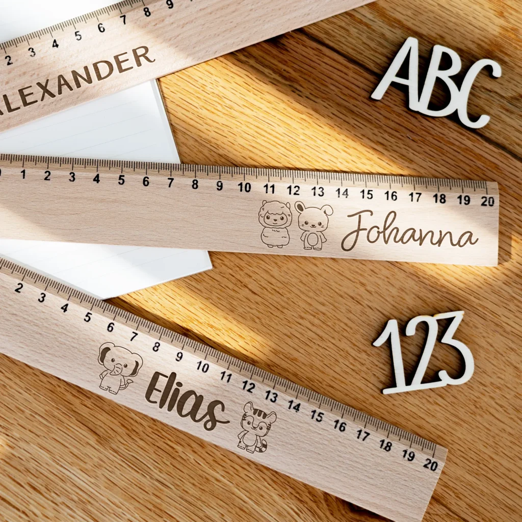 Lineale (20cm) mit verschiedenen Tiermotiven und Wunschname - Produktbild