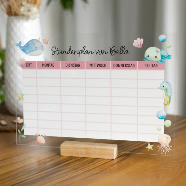 Personalisierter Stundenplan auf Acrylglas mit Meerestieren und Namen auf einem Holzständer