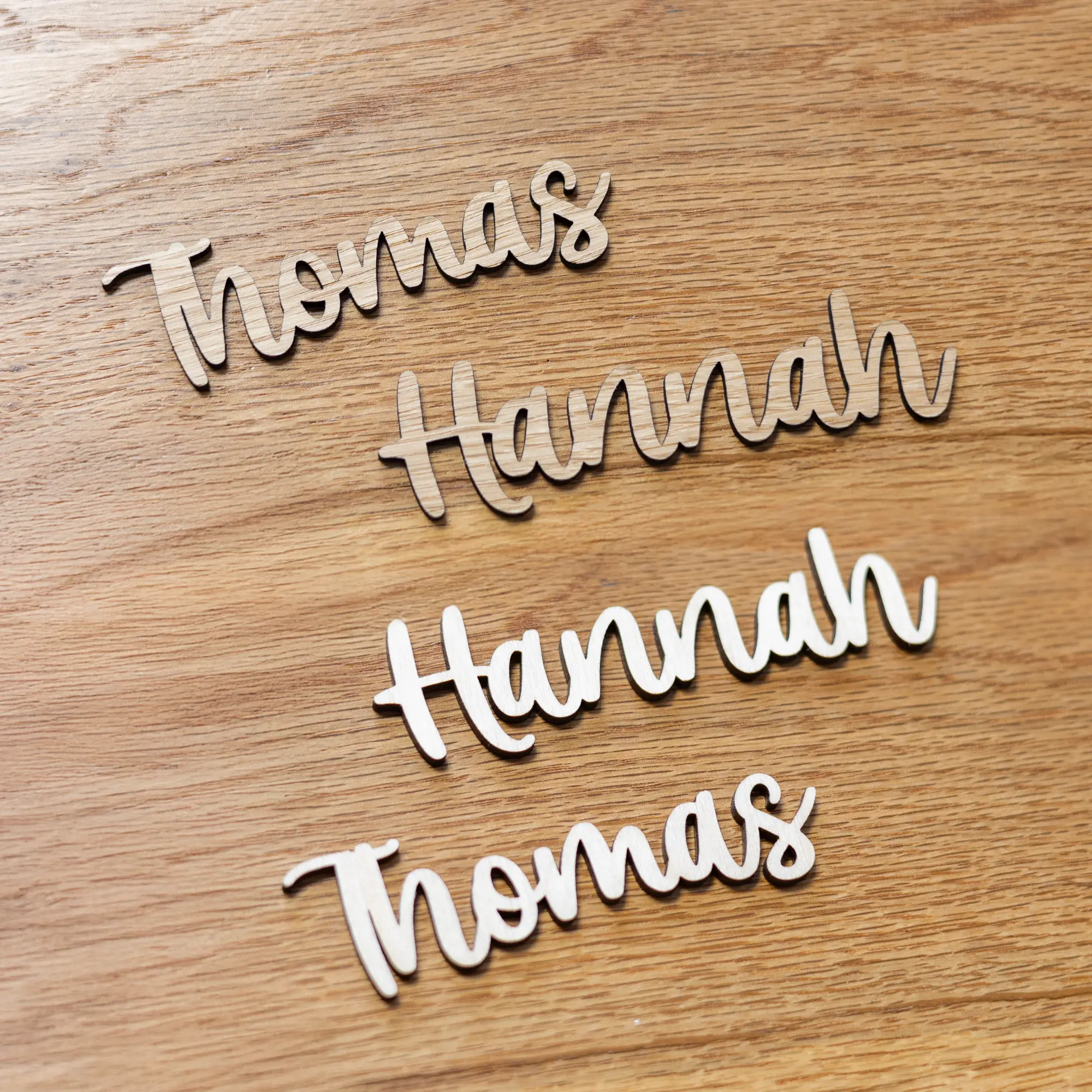 Filigrane Tischkarten aus Holz, Schriftzug - Produktbild