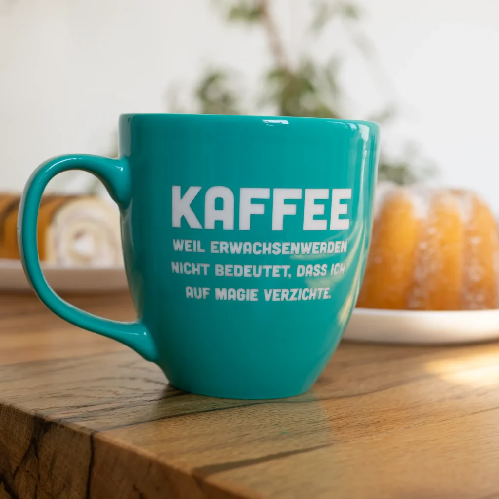 Tasse mit Kaffespruch in der Detailansicht
