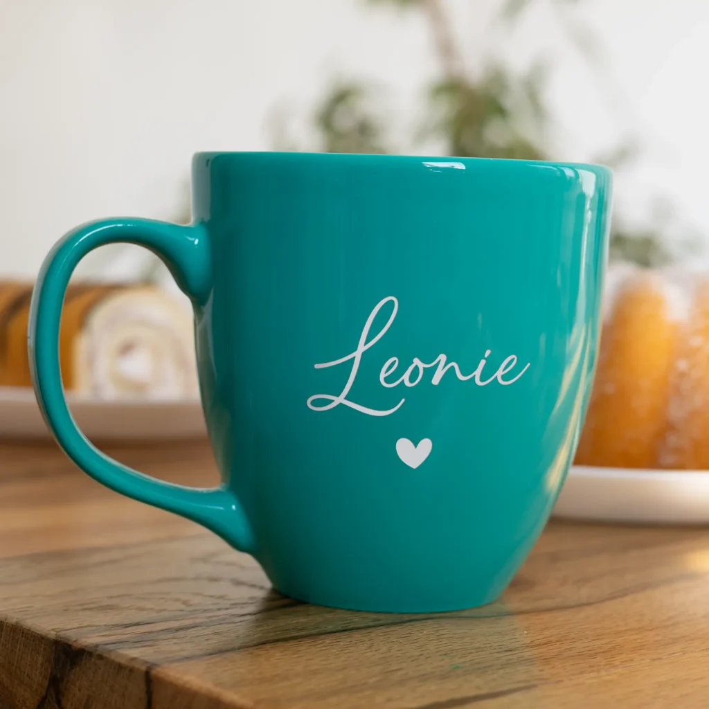 Tasse mit Namen und Herzsymbolen - Volles Herz