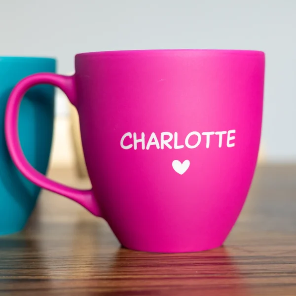 Tasse mit Namen und Herzsymbolen - Produktbild