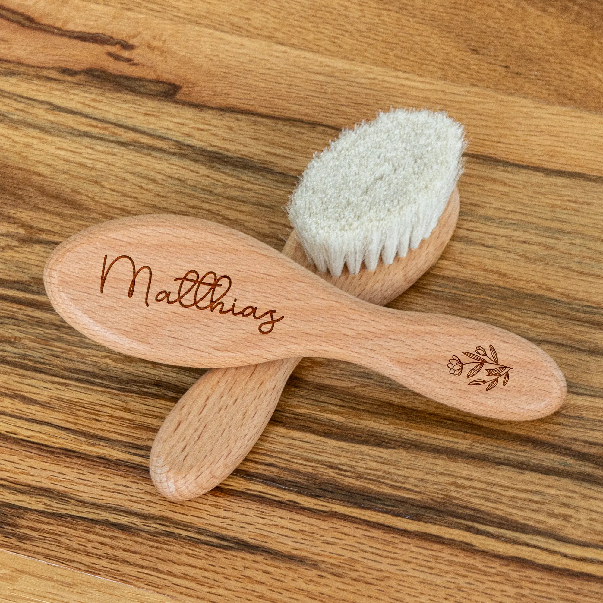 Baby-Haarbürste mit Namen und Motiven - Vorderansicht mit Bürstenkopf