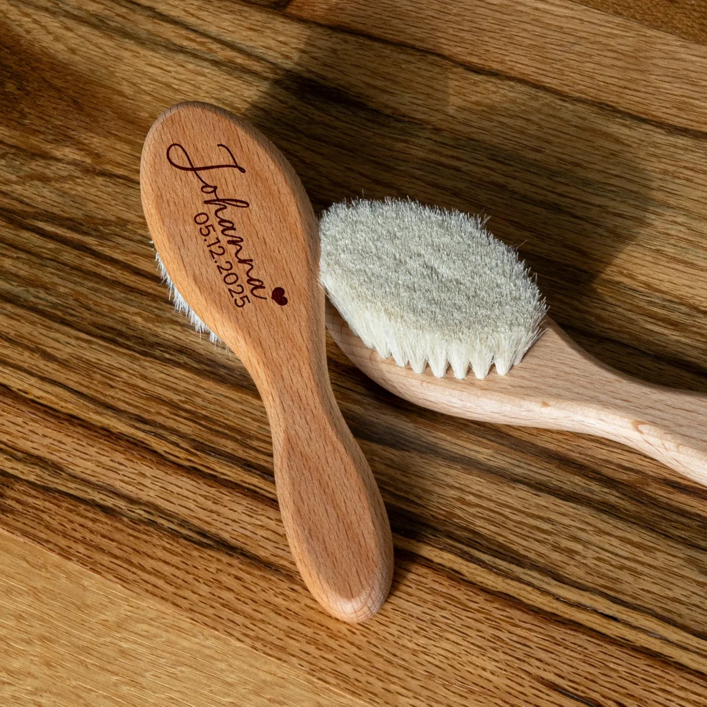 Babyhaarbürste mit Namen und Geburtsdatum - Rückseite und Borsten von oben