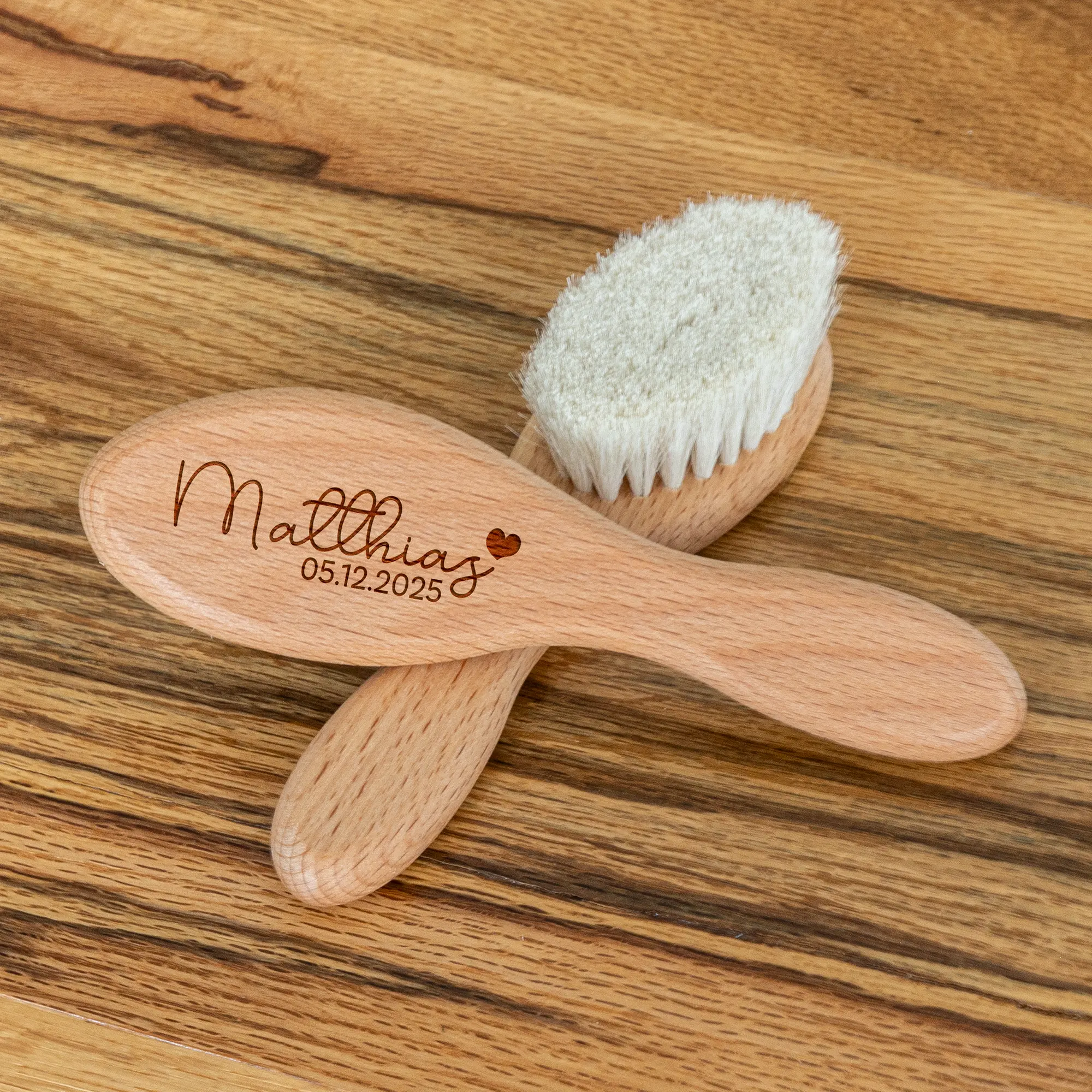 Babyhaarbürste mit Namen und Geburtsdatum - Vorder- und Rückseite