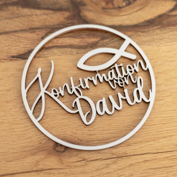 Dekoring aus Holz für die Konfirmation mit dem Schriftzug "Konfirmation von" und dem Namen David als Beispiel für die Personalisierung. Dies ist das Produktbild.
