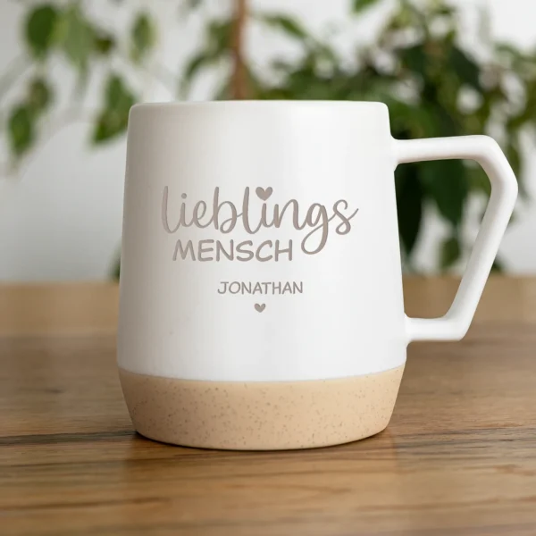 Personalisierte Tasse mit Gravur aus Keramik - Lieblingsmensch - mit Name und Herz in verschiedenen Varianten