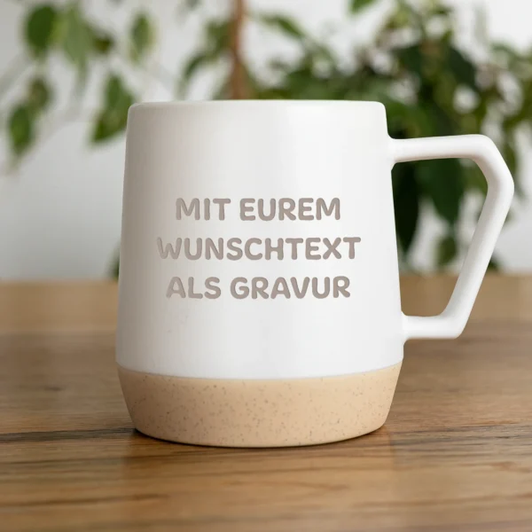 Personalisierte Tasse mit Wunschtext als Gravur von vorne mit einer einfachen Gravur