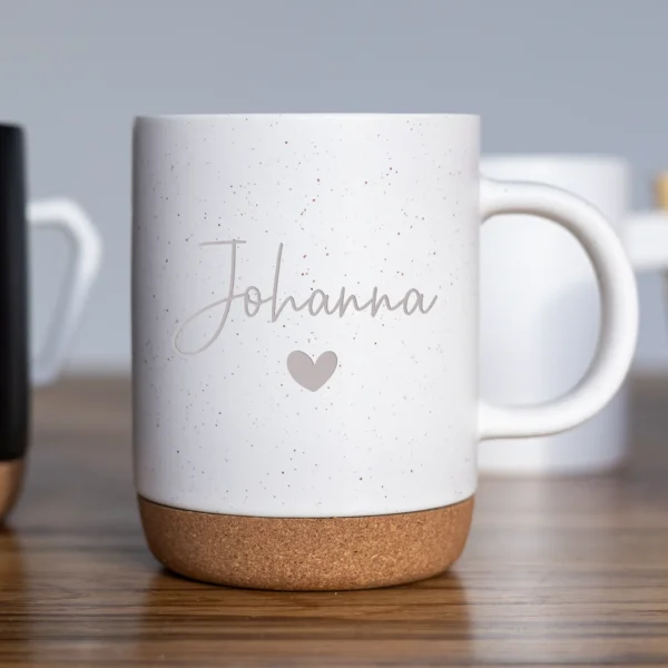 Personalisierte Keramiktasse mit Namen und Herz graviert