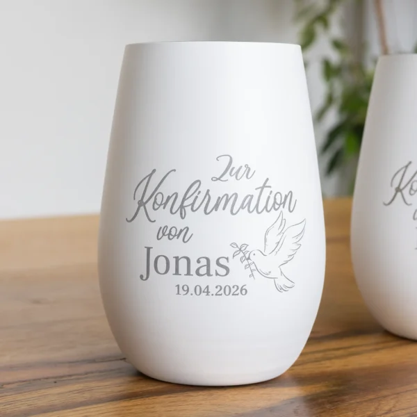 Windlicht zur Konfirmation mit Taube, Namen und Datum eingraviert in weiß als Produktbild