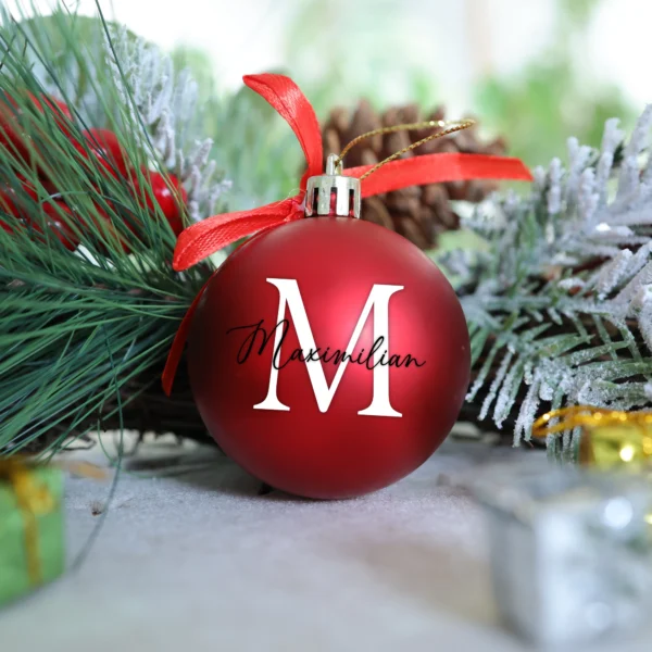 Personalisierte Weihnachtskugeln in der Farbe Rot