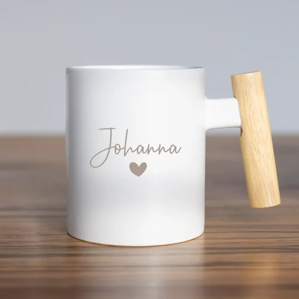 Tasse mit Holzgriff - Name und Herzsymbol - Produktbild